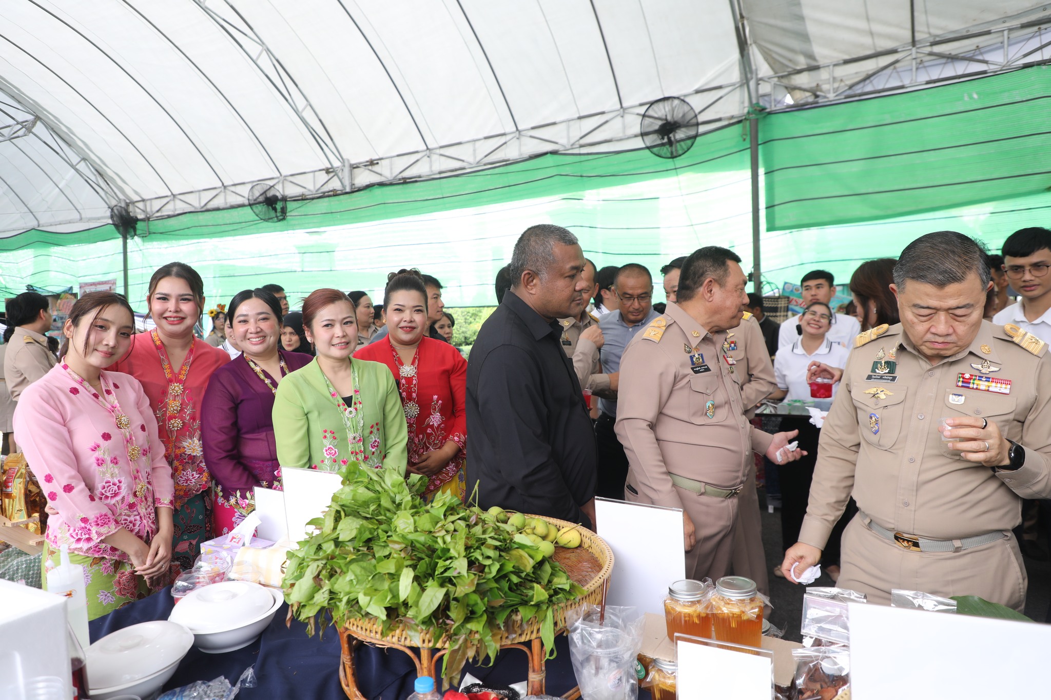 title - ปลัดกระทรวงเกษตรฯ และผู้บริหาร ส.ป.ก. เยี่ยมชมร้านค้า ในงานวันคล้ายวันสถาปนา ส.ป.ก. ครบรอบ 51 ปี